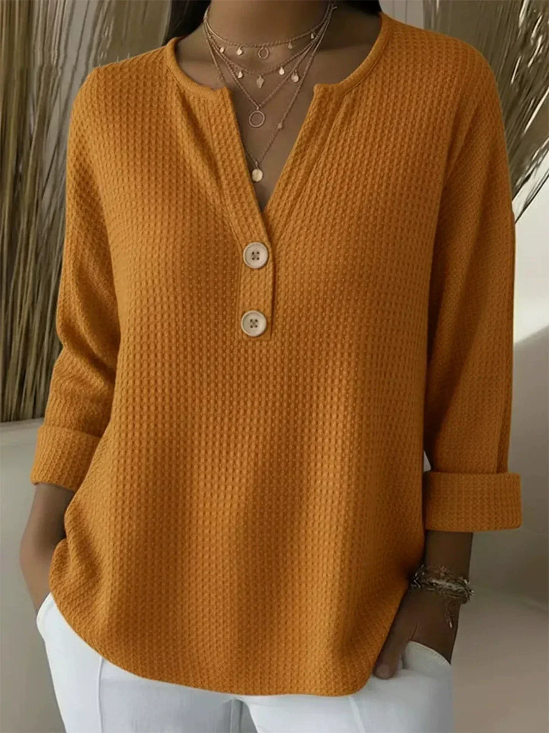 Lousia | T-shirt Henley com textura gofrada e botões